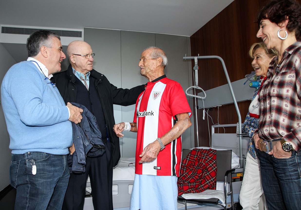 Daniel Ruiz-Bazán 'Dani' y José Mari Argoitia conversan con un paciente en la Clínica IMQ Zorrotzaurre - copia